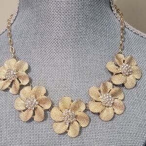 🏷️Pre Owned Sparkly Accent Bling Flowers Rhinestone Gold toned Necklace